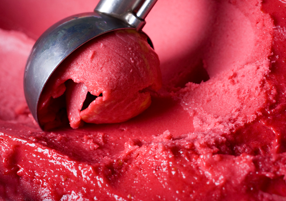 	A jégkrém és a fagylalt közkedvelt desszertek a gyerkőcök körében, főleg tavasszal-nyáron, ám ezek szintén tartalmazhatnak színezőanyagot.