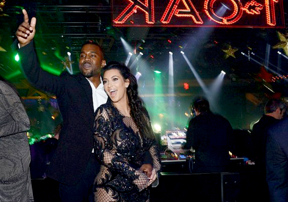 	Kim párja, Kanye West rapper decemberben, az Atlantic Cityben megrendezett koncertjén jelentette be, hogy gyermekáldás elébe néznek szerelmével. A várandós Kim a bejelentés után egy nappal már egy éjszakai klubban szilveszterezett önfeledten, West és még néhány hozzájuk közel álló személy társaságában.