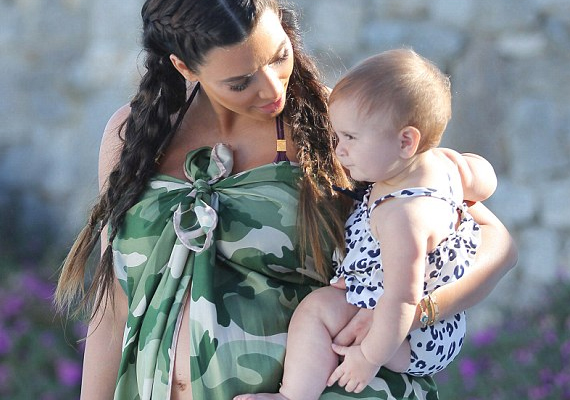 	Egy divatos strandkendőt persze ő is beszerzett. A képen Penélope Cruz babájával látható.