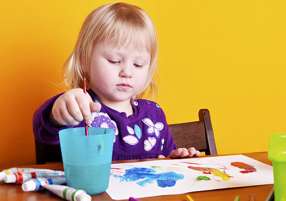 	Bár nem beszél sokat, a kristálygyermek kreativitásával mégis kitűnik társai közül. Ha gyermekednek jó ötletei vannak, okosan old meg problémákat, jól bánik a színekkel, ügyesen rajzol, fest, akkor lehetséges, hogy ő is kristálygyermek.