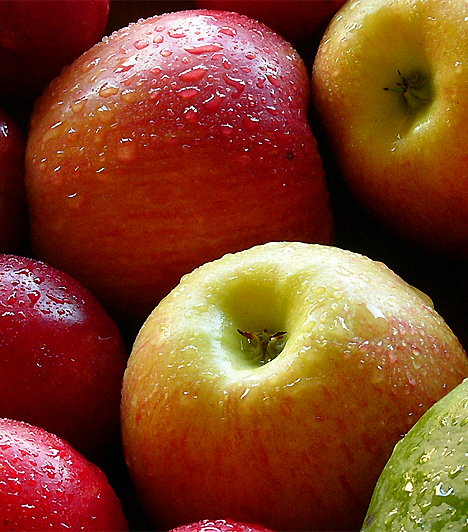 AlmaAz alma az egyik legolcsóbb antioxidáns, amely kisimítja a ráncokat és feszesebbé varázsolja a bőrt. Alkalmazhatod természetes mellfeszesítőként és striák megelőzésére is is. Reszelj le egy almát, majd keverd össze tejszínnel és kend a masszát dekoltázsodra. 15-20 percig hagyd hatni, majd mosd le.Kapcsolódó cikk:Feszes, kerek cicik, műtét nélkül »
