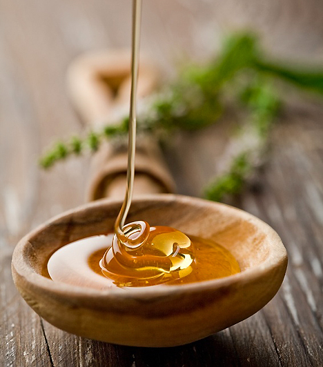 MézA méz magas vitamin- és ásványianyag-tartalmával vitalizálja a bőrt, hidratál és feszesít. Készíts házilag mézes pakolást, kend fel, borítsd be nylonnal, teríts rá törölközőt és 20 percig hagyd hatni, majd mosd le.