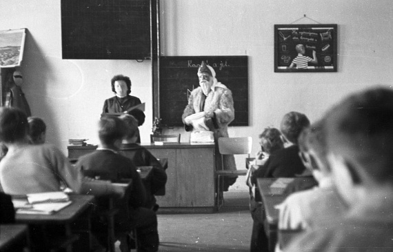 
                        	Az iskolába látogató Mikulás bácsit ujjongva fogadhatták a gyerekek.
                        	(1958)
