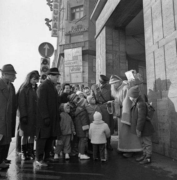 	Gyerekek rajongták körül a nagyputtonyos Mikulást az utcán.	(1967)