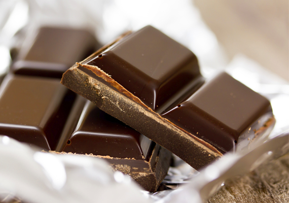 	Csokoládéból is minőségi, magas kakaótartalmú kerüljön a csomagba! Ilyenekből is létezik többféle verzió, például mogyorós. A 60%-os már 170 forinttól, 75% felett már 500 forint körül is kapható.