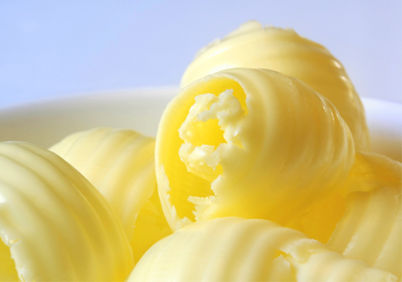 
                        	Margarin
                        	Bármennyire is praktikusan helyettesíti a nálánál valamivel drágább vajat, a növényi alapanyagokból készült margarin kész méreg. Bár ma már a nagyobb gyártók igyekeznek odafigyelni, és az egészségre minél ártalmatlanabb terméket készíteni, a margarin még mindig az egyik legádázabb transzzsírforrás, ami pedig a szív- és érrendszeri gondok okozója.