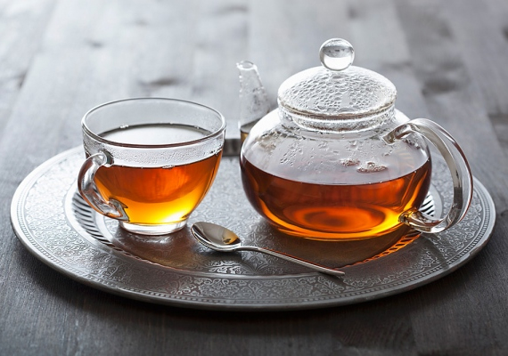 	Egy jó meleg tea nagyon jól tud esni annak, aki megfázott, és nincsenek ezzel másképp a gyerekek sem. Várd meg, hogy a tea kicsit langyosabb legyen, ne forró, és akkor nyomd bele a citromlevet, így a C-vitamin nem vész kárba.