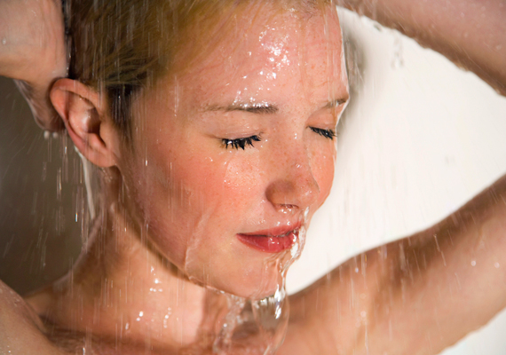	Az anyukák tapasztalatai szerint a meleg zuhany és a mell rendszeres masszírozása többet számít, mint hinnéd. Persze, fontos az is, hogy mindemellett gyakran próbálj szoptatni.