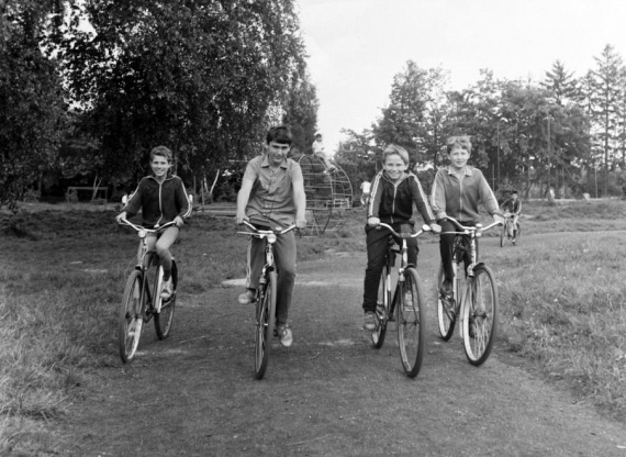 	A srácok csoportokba verődve, biciklivel rótták az utcákat. A héttérben látható gömbmászóka jellegzetes játszótéri játék volt, és ha nem is felelt volna meg a mai előírásoknak, imádtunk rajta csüngeni. (1982)