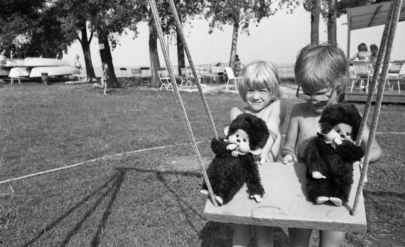 	Nemcsak a csíkos oldalú mackónadrág, de a moncsicsi is emblematikus eleme volt a nyolcvanas évek gyerekkorának. Szinte minden gyereknek volt kisebb-nagyobb figurája. (1983)