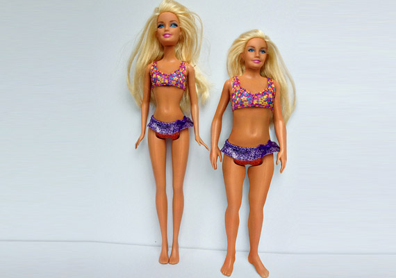 	A fotót elnézve egyértelmű a különbség Barbie és Lammily között. Tény, hogy bár utóbbi is karcsú, egy jóval valóságosabb  testképet üzen.