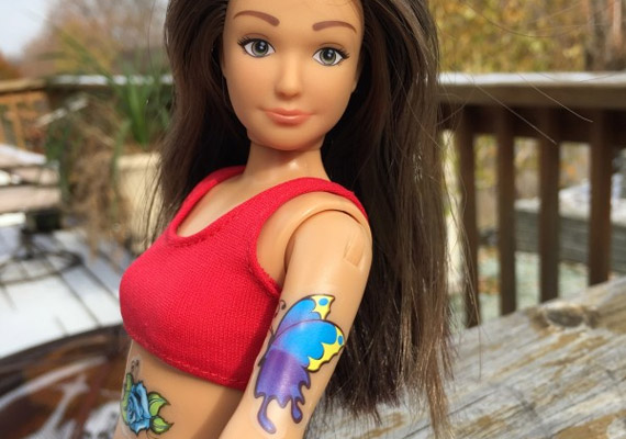 	Lammily ragasztott tetoválást is viselhet - hiszen jóval vagányabb, mint Barbie.