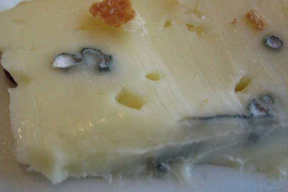 
                        	Amennyiben a sajt megpenészedett, sokan csak levágják a penészes részt, és elfogyasztják, ami megmaradt. Fontos azonban, hogy a penész veszélyes, hiszen nem arról az ártalmatlan nemespenészről beszélünk, amelyet a készítés során alkalmaznak a sajt ízessé tételére, hanem az egészségre káros, a romlás nyomán a sajtra kerülő penészről.
                        	A szabály az, hogy lágyabb sajt esetében a sajt többi része sem ehető, mivel a sajt belsejében szemmel láthatatlan penészgombafonalak terjedhettek szét. A kemény sajtok ép része azonban fogyasztható, de ügyelni kell, hogy a kés éle ne szennyezze be a sajtot penésszel.
