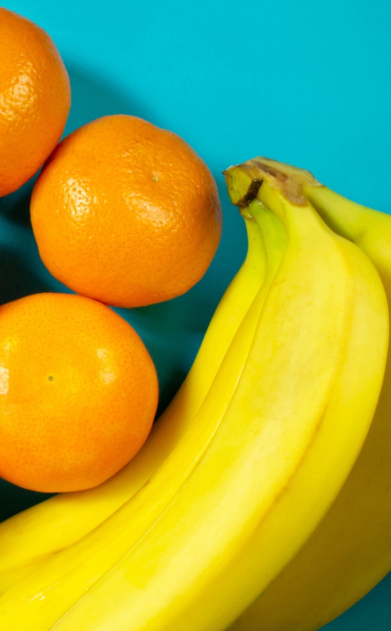 	Illatos narancs és banán is került az édességek mellé: ez tényleg kincs volt akkoriban.