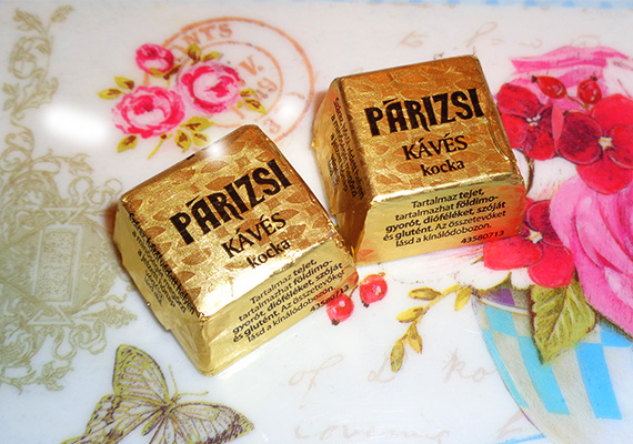 	Párizsi kocka	A csillogó aranyszínű papírba csomagolt apró csokifalatkákat egyesével árulták a pénztáraknál, még ma is kaphatóak.