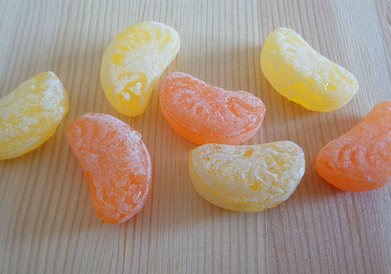 	Emlékszel a savanykás, citrom- és narancsgerezd alakú cukorkára?