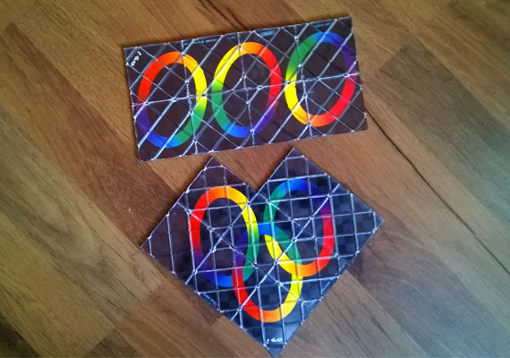 
                        	Bűvös négyzet
                        	Rubik-találmány volt a bűvös négyzet is, amelynek alkotóelemeit damilok tartották össze, így a lapok hajtogathatóak, csavargathatóak voltak. A játék célja az volt, hogy végül a három karika egymásba fonódva vagy külön-külön kirajzolódjon. Volt ötkarikás verziója is.