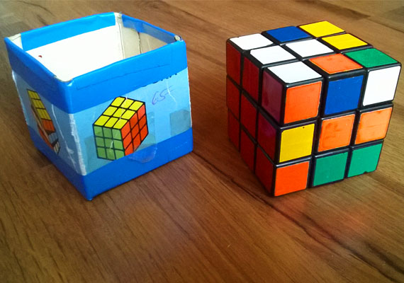 
                        	Rubik-kocka
                        	A Rubik-kocka a mai gyerekek számára is ismerős lehet. Lényege, hogy a kocka oldalain azonos színű négyzetek legyenek. Addig kell forgatni a mozgatható elemeket, amíg ez nem teljesül.
