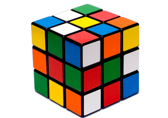 	A ma már világhírű Rubik-kockát '74-ben találta fel ifjabb Rubik Ernő - a szabadalmat azonban csak '77 szilveszterén kapta meg. A háromdimenziós logikai játék sokakat csábított vidám, színes külsejével, ám valójában a legtöbb gyereknek - és felnőttnek - beletörött a bicskája. Sajnos a színes matricák átragasztgatása sem hozott hosszú távú sikert - ezzel ugyanis tönkre lehetett tenni a kocka struktúráját.