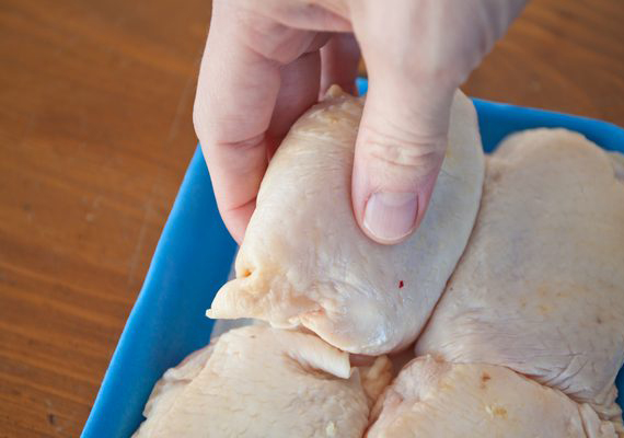 
                        	Az ujjpróba akkor segíthet, ha egész vagy darabolt húsod van. Nyomd bele az ujjbegyed, és ha a húsban ott marad az ujjad nyoma, a hús állott, de romlott is lehet. Ha az ujjad nyoma eltűnik, a hús felülete pedig visszarendeződik, akkor a hús friss.
