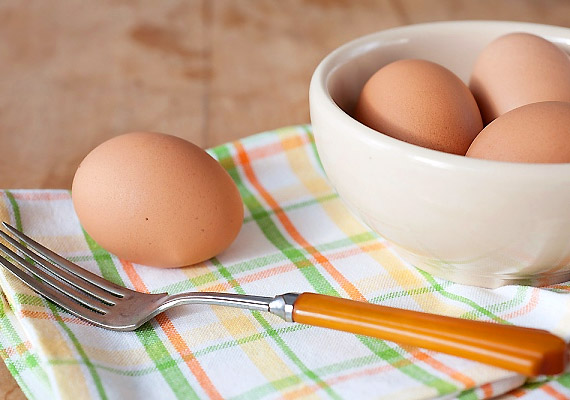 	A tojás is a savasító élelmiszerek közé tartozik.