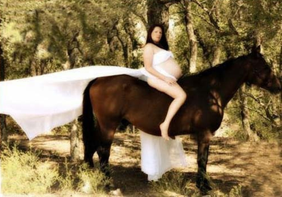 	Romantikus ötlet lóval fényképezkedni, de ez a kép valahogy mégis túl szürreálisra sikerült.
