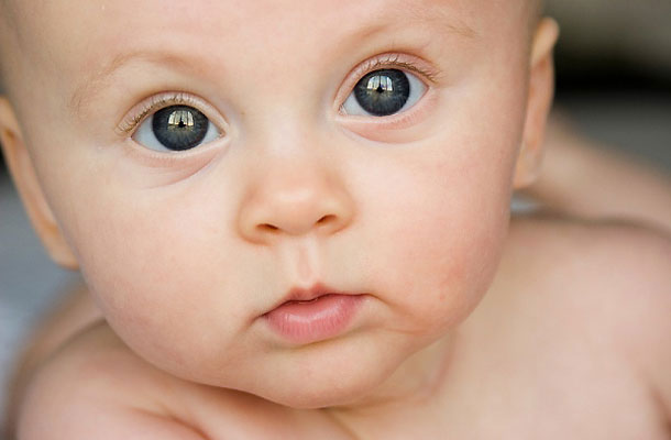 Az újszülött babák szeme sötétkék, végleges színe csak később alakul ki