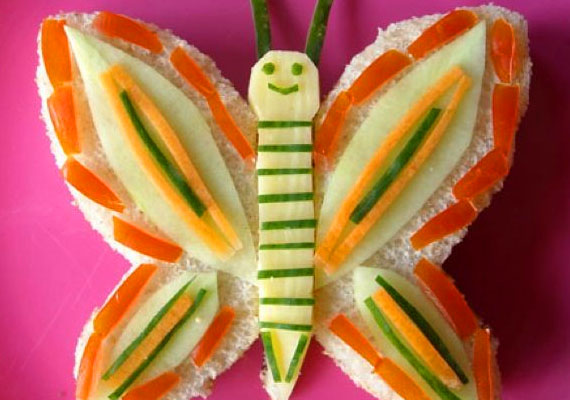 	A kislányok a kígyónál még jobban értékelhetik például a pillangós szendvicset. A pillangó azért jó választás, mert a szárnya sokszínű, így többféle zöldséget is rakhatsz rá. Vágd a kenyérszeletet pillangó formájúra, és tedd rá a felvágott és a sajt után a különböző alakúra darabolt zöldségeket is.