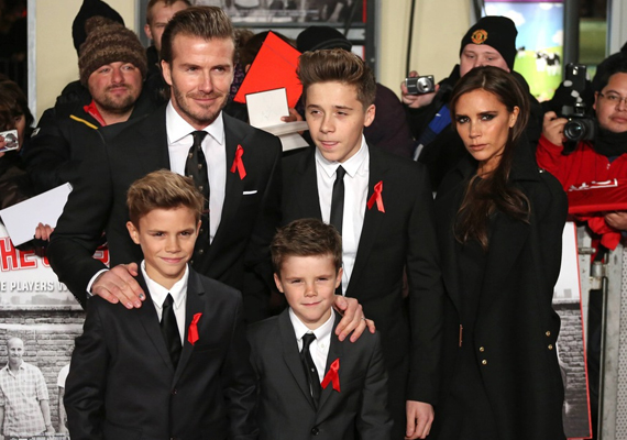 	David Beckham nem aprózta el: három jóképű fia is született Victoriával, Brooklyn, Romeo és Cruz. A 17 éves Brooklynról nemrégiben az a hír röppent fel, hogy a gyönyörű fiatal színésznővel, Cloe Moretzzel randizgat - öccse pedig, Romeo talán hamarosan nyomdokaiba lép, ami a csajozást illeti.