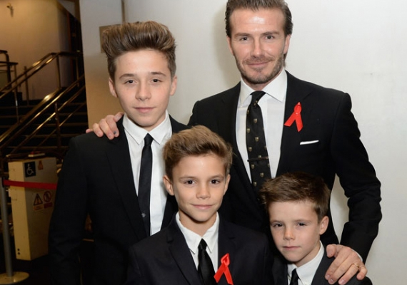 	Beckhaméknél egyébként az egy négyzetméterre jutó szívtiprók száma elég magas. A családban ugyanis Daviden és Brooklynon kívül van még két jóképű kissrác, akiktől majd félthetik a lányos apák lányaikat.