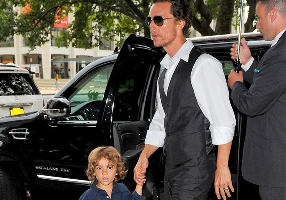 	Matthew McConaughey kisfia is örökölte apja kisugárzását, nem kizárt, hogy a jövőben ő lehet majd az ügyeletes jó pasi a sztárvilágban.
