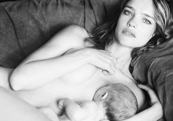 	Vannak, akik szelfizés helyett művészi fotót készíttetnek a csemetéjük szoptatásáról. Így tett az orosz modell, Natalia Vodianova is kisfiával, Maximmal.