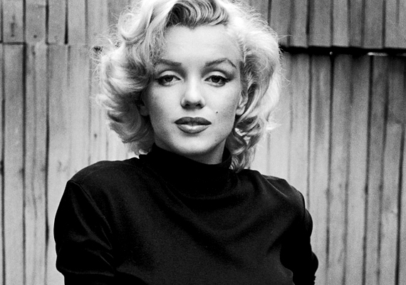 	Tizenévesen már modellkedett Marilyn Monroe, minden idők egyik legikonikusabb szexszimbóluma. Zűrzavaros, ám annál csillogóbb életének állítólag maga vetett véget úgy, hogy rengeteg Nembutal tablettát vett be, ám újabb nézetek szerint nem öngyilkos lett, hanem valaki megölte.