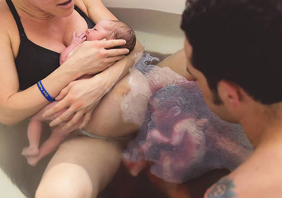 	Ikerbabák világrajövetele.	A Birth Blessings Photography & Childbirth Services képe.