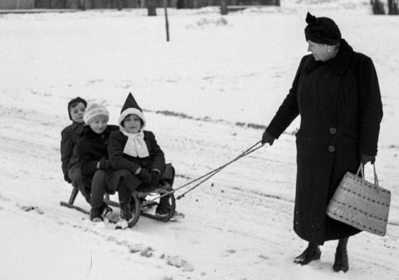 	Három kisgyerek szánkón 1946-ban.