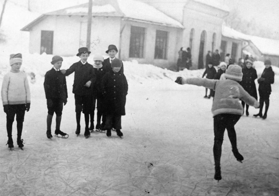 	Önfeledten korcsolyázó gyerekek 1939-ben.