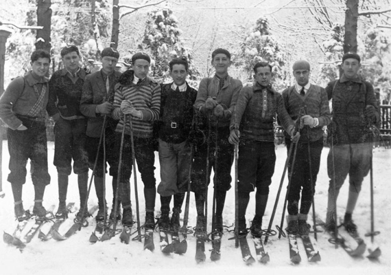 	Síelő fiúk 1922-ben.