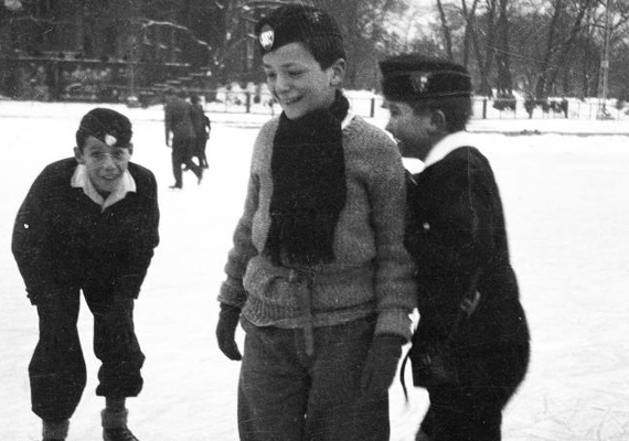 	Fiúk játszanak a hóban 1935-ben.