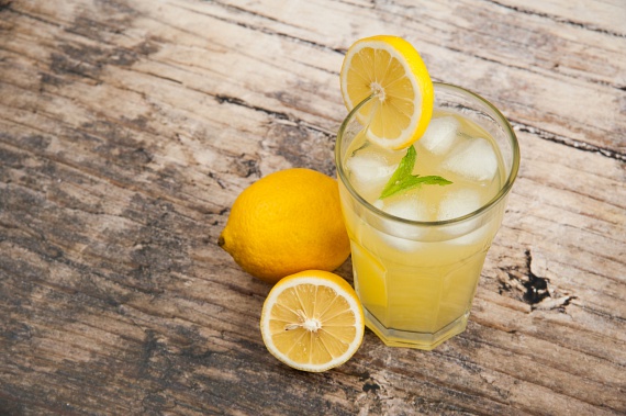 	A citromban a sok C-vitamin mellett bőségesen található citromsav is, amely intenzívebb működésre készteti az emésztőrendszert, miközben a belekben megrekedt salakanyagoktól is segít megszabadulni. Reggelente, langyos vízbe facsarva, éhgyomorra ajánlott fogyasztani.