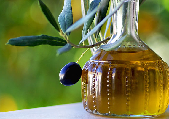 	A növényi olajak, például az olíva, képesek meggátolni a sejtek vízvesztését, ily módon pedig a kellemetlen csíkokra is jó hatással vannak.