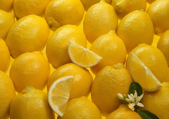 	A C-vitamin az egyik legerősebb antioxidáns, így fontos szerepe van abban, hogy fiatalon tartsa a bőröd. Kiváló forrása a citromlé, ám ne töményen, hanem valamivel - például hidegen sajtolt növényi olajjal - keverve alkalmazd.
