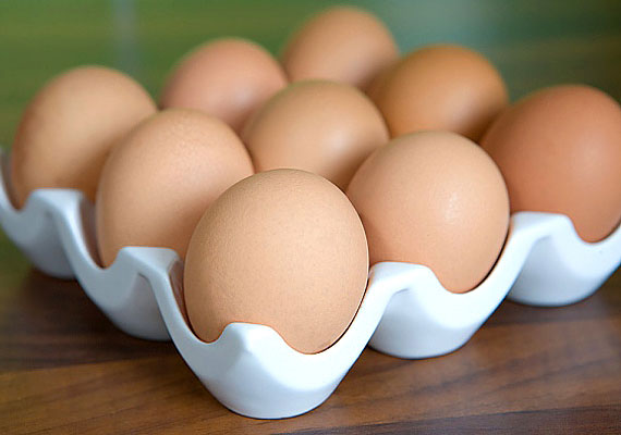 	A tojásban található kollagén kitűnő feszesítő, ezért a fehérje remek lehet pakolásokba. Verd fel, majd forgasd össze szintén felvert tejszínnel, és a habot vidd fel a dekoltázsra és a mellekre.