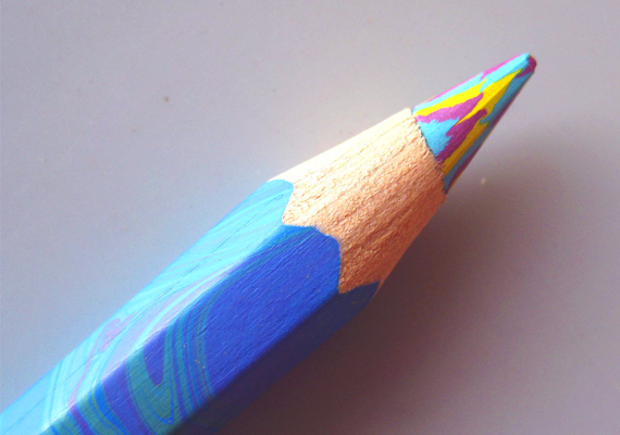 A szivárvány színében pompázó ceruzával varázslatos volt írni és rajzolni is.