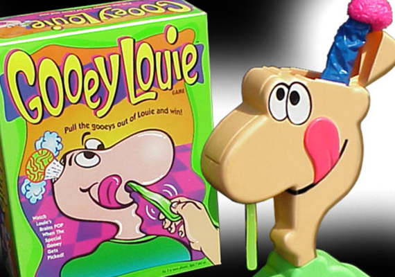 A Gooey Louie játék lényege, hogy a figura orrából úgy kell kihúzgálni a zöld színű gusztustalanságot, hogy ne ugorjon ki az agya a fejéből. Hát nem roppant ötletes?