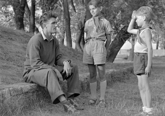
                        	A gyermekeket a táborozás során felnőttek felügyelték. A nyakukban a vörös kendő a mozgalom politikai hátterére utalt. Kezdetben csak a legjobb tagok érdemelhették ki, később azonban általános viseletté vált. Ez a kép is 1956-ból való.