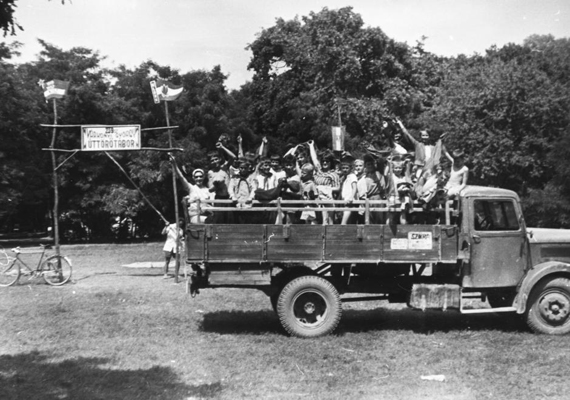 	Az úttörőtáborok politikai vonatkozásuk ellenére ugyanúgy az élményekben gazdag kikapcsolódás ígéretét jelenthették a gyermekek számára, mint a mai táborok. Ez a kép valószínűleg a megérkezés örömét mutatja. 1957-et írunk.