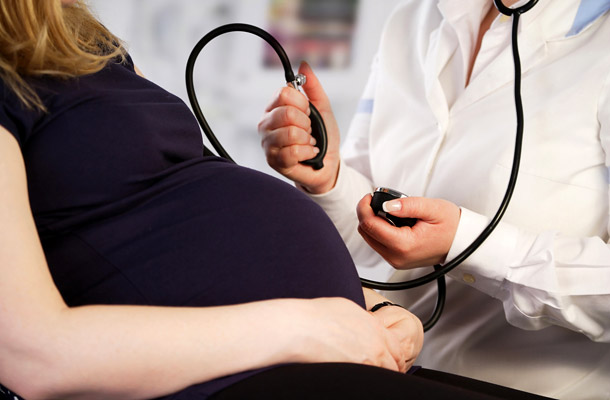 terhesség magas vérnyomás)