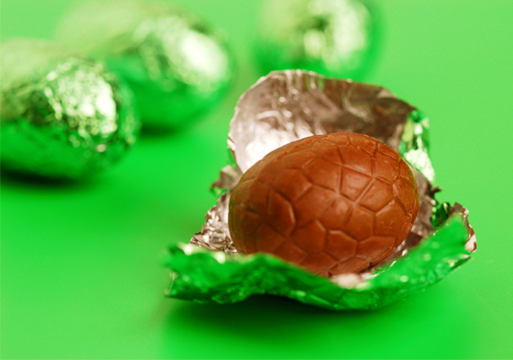 	A silány minőségű csokitojások nem kakaóvajat, hanem növényi zsiradékot, vagyis transzzsírt tartalmaznak, ami káros az egészségre.