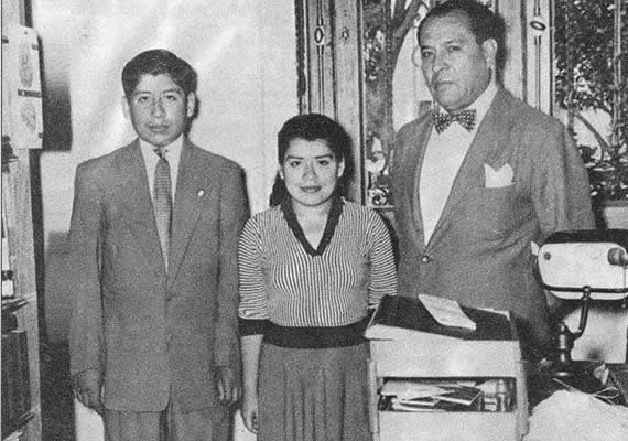 	Ezen a képen középen Lina látható, balra mellette pedig a fia, Gerardo. Ő egyébként 40 éves koráig élt, akkor csontrákban elhunyt. Linának rajta kívül még egy gyermeke született 1972-ben.