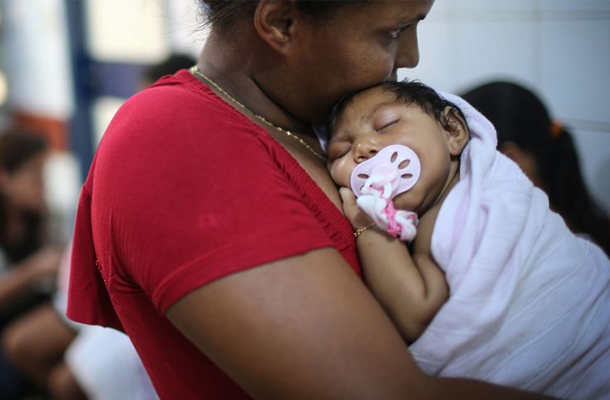 A Zika-vírus a kismamákra különösen nagy veszélyt jelent: kisfejűséget okoz a születendő babáknál